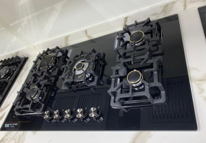 5-burner Gas cooktop with tempered black glass and brass burners