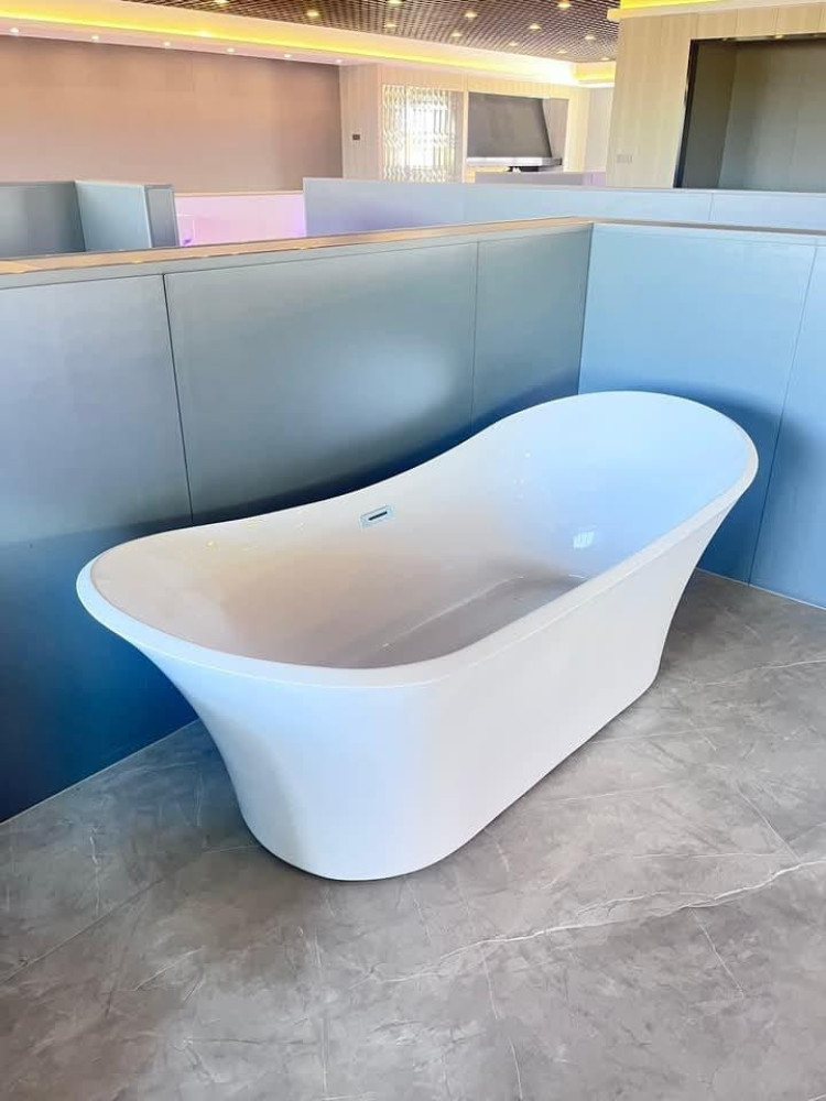 Wyndham Cllection Freestanding bathtub in White