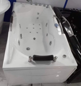 White acrylic single whirlpool jacuzzi