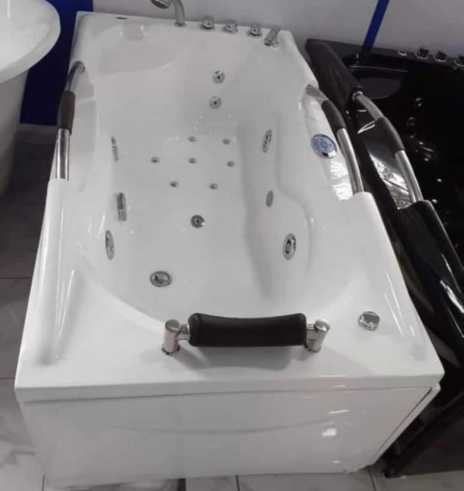 White acrylic single whirlpool jacuzzi