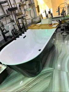 White freestanding bathtub 