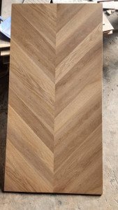 Light oak-coloured Chevron parquet flooring pattern
